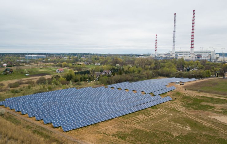 Šalia Elektrėnų atidarytas pirmasis pasaulyje visiems šalies gyventojams prieinamas saulės...