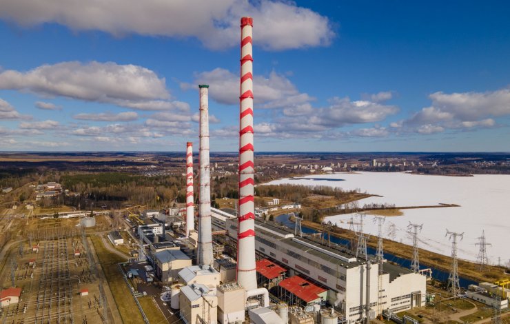 Demontuojamų dviejų nebenaudojamų Elektrėnų komplekso kaminų pokyčiai jau matomi vizualiai